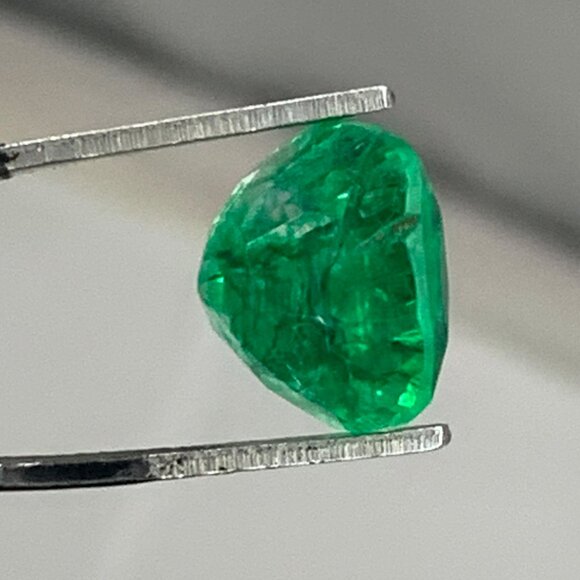 Emerald Green Gemstone loose - Picture 10 of 12